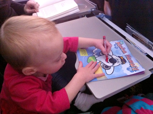 Các hoạt động trên máy bay giúp bé không buồn chán (Ảnh: Young House Love)