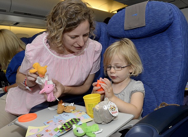 Các hoạt động trên máy bay giúp bé không buồn chán (Ảnh: Daily Mail)