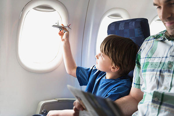 Các hoạt động trên máy bay giúp bé không buồn chán (Ảnh: Pravda)